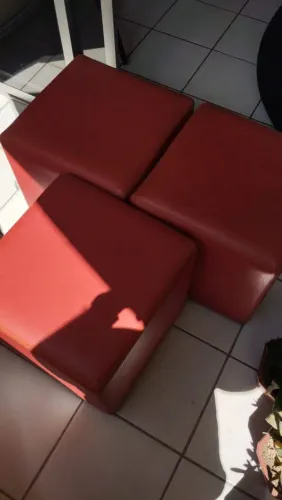 Puffs vermelho em couro impermeável