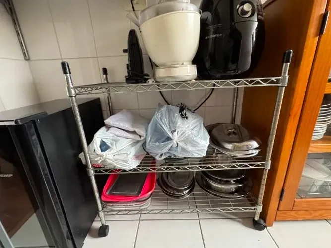 Estante organizadora multiuso em aço aramado, com 3 prateleiras e rodinhas, em ótimo estad