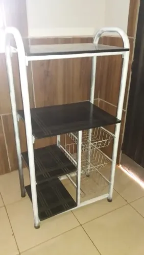 Prateleira multi uso em bom estado.
