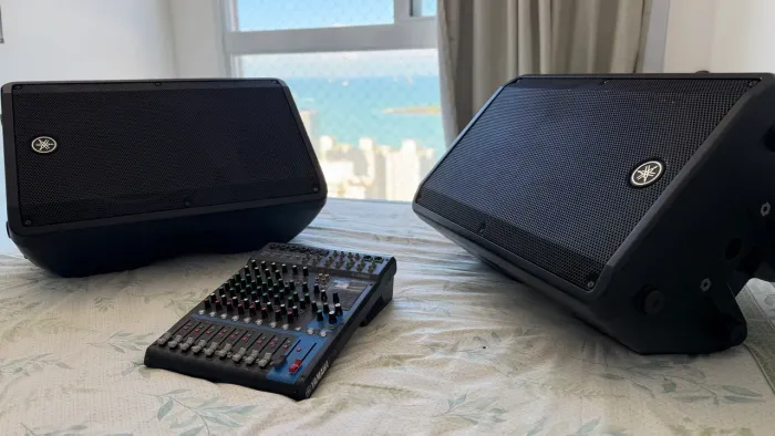 Kit COM DUAS CAIXAS  YAMAHA ATIVAS  UMA MESA 