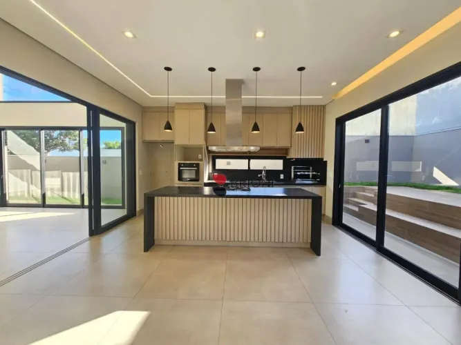 Casa térrea de alto padrão com 201m², 3 quartos/suítes à venda no Condomínio Terras de Flo