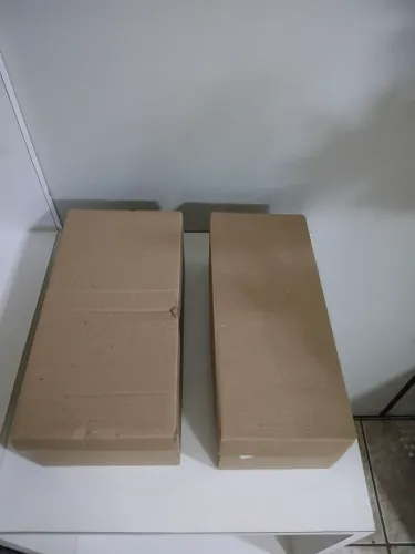Caixas de sapatos vazias montadas