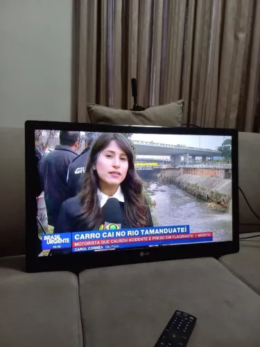 TV excelente estado de conservação som e imagem impecáveis, com base, controle e manual.