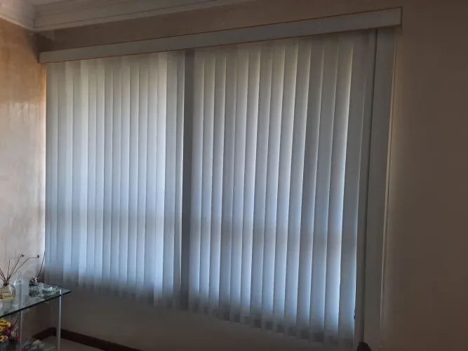 Linda persiana, porém apresenta algumas avarias.<br><br>Comprimento: 2,47 m<br>Altura: 2,26 m