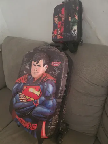 Vendo a mochila e a lancheira. Bem conservados