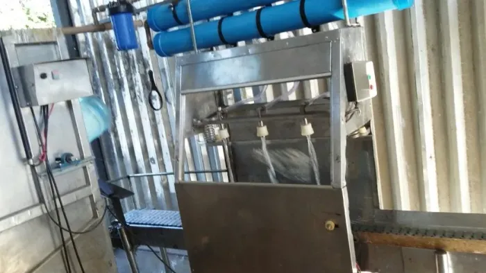 Máquina de limpeza e envase de garrafão de águas com esteiras