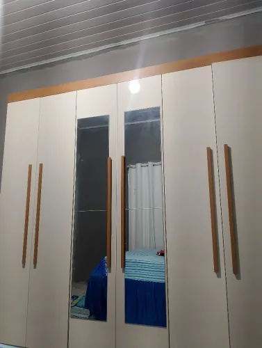 Vendo guarda roupa com espelho