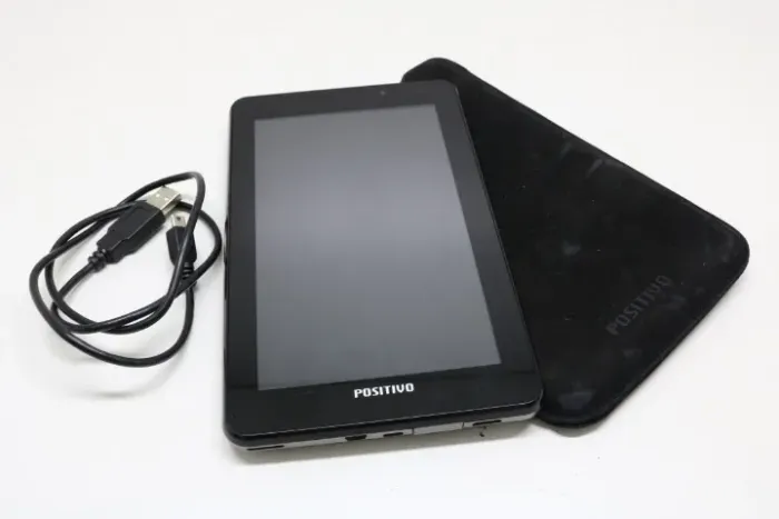 Tablet Positivo Pouco Uso Única Dona com cabo e capa armazenamento