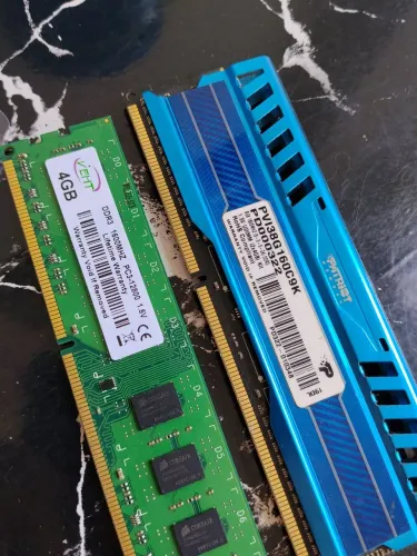 Kit 2x Memória Ram DDR3 4GB 1600 MHz 8GB Total 2x4GB - 1 Com Dissipador + 1 Normal