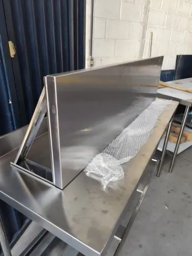 prateleira inox gradeada 1,10m instalação suspensa