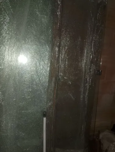 Box pra banheiro uma porta de  correr de vidro pra ária externa vendo tudo pó 700