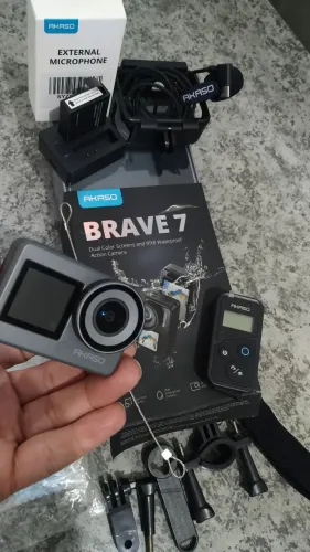 Câmera de ação AKASO BRAVE 7 na caixa.