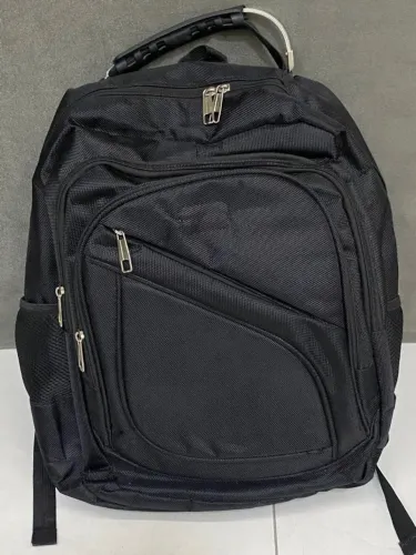Mochila preta básica com alça em cabo de aço