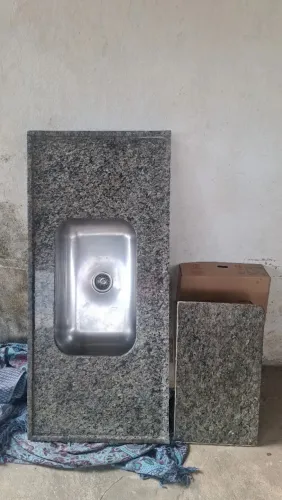 Estou vendendo Pia de granito 1,20 e outra pedra pequena