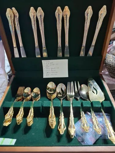 Caixa em madeira de Talheres de ouro 50 peças.