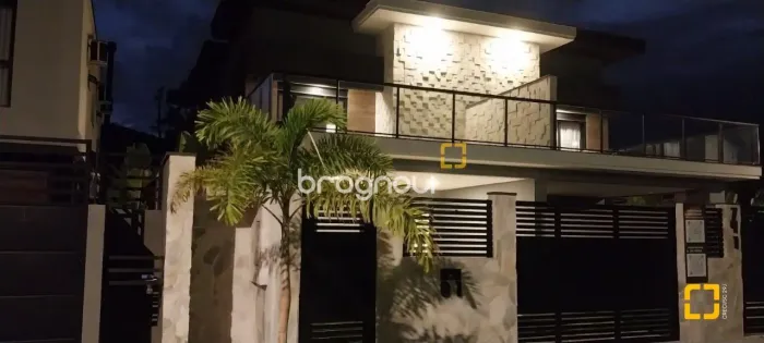 Casa alto padrão à venda próxima à praia do Campeche
