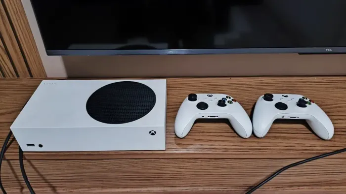 Vendo Xbox Series S com dois controles