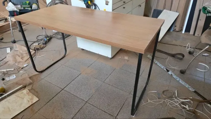 Mesa para escritório com estrutura metálica