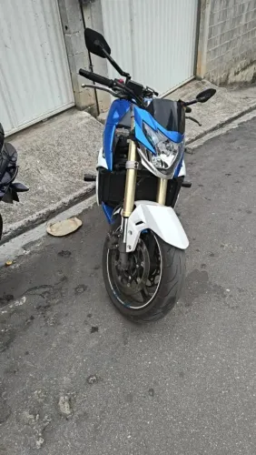 Suzuki gsr 750 pouco rodada