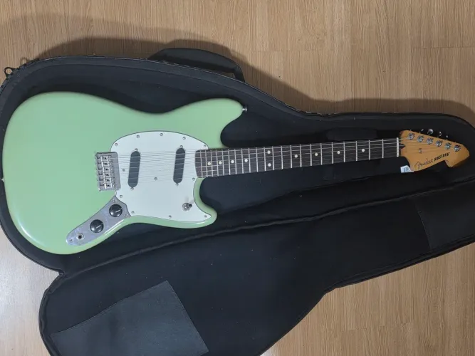 Guitarra Fender Mustang Player II