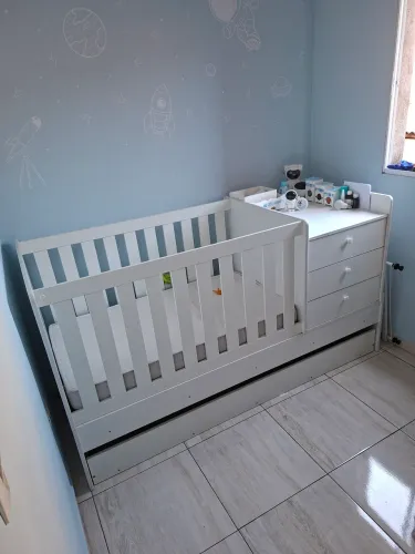 Berço 3 em 1, (berço que se transforma em cama + cama auxiliar + cômoda de três gavetas)