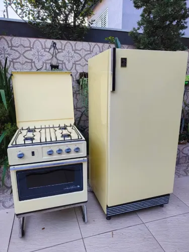 Casal geladeira e fogão retrô