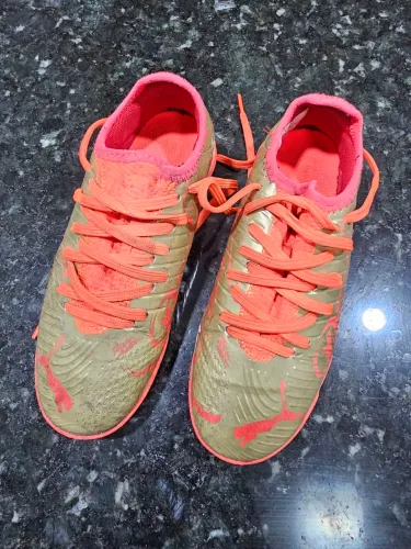 Chuteira Society Puma Future Neymar Jr - Tamanho 33 BR - Dourada/Laranja