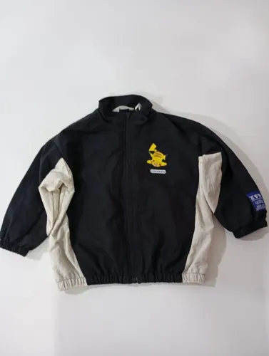 Jaqueta infantil estilo corta-vento (windbreaker) da collab oficial H&M x Pokémon
