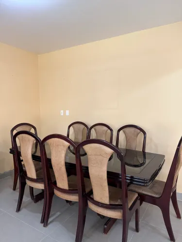 Mesa e cadeiras de madeira maciça