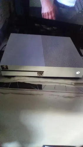 Xbox One S com 1TB de memória. 