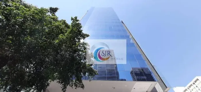 A. Com padrão corporativo de ocupação, o edifício é sede de empresas dos segmento .
