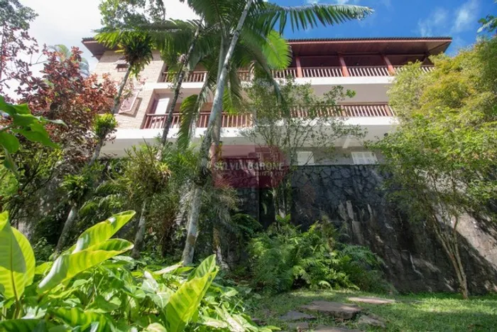 Casa em condomínio fechado e praia deslumbrante