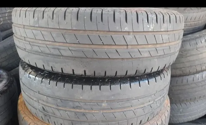 Pneu 175/70/14 . 150 reas cada um .