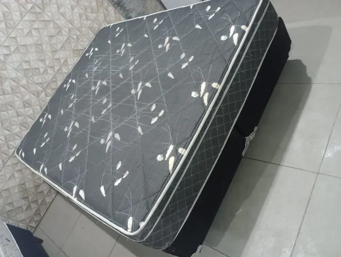 Vendo cama Queen em excelente estado de uso, colchão de molas ensacadas