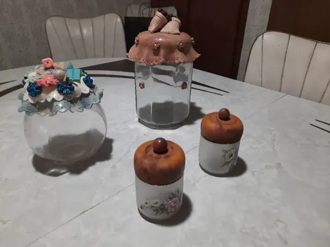 Potes de vidro com tampas artesanais multe uso, decorativos.  Sem uso.  