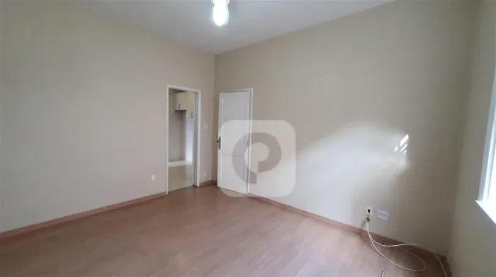 Casa de vila, dois quartos, área externa.