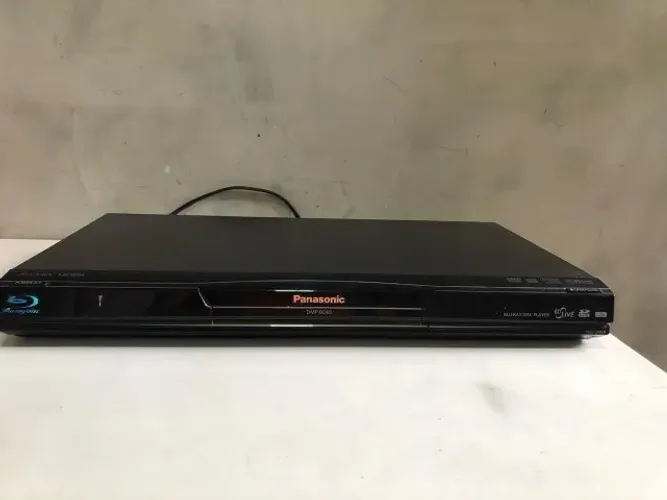 Blu-Ray Panasonic funcionando normalmente para pen drive. Tem controle.