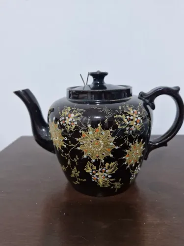 Chaleira de cerâmica antiga