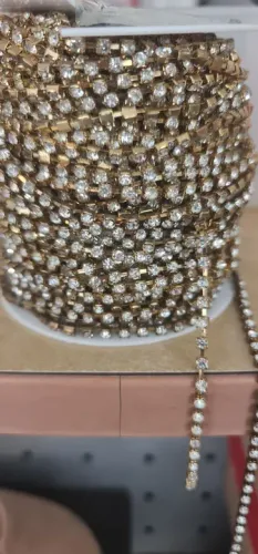 Corrente em aço inox dourada de strass 