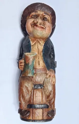 Estatueta de madeira - Homem sentado em um barril porta garrafa