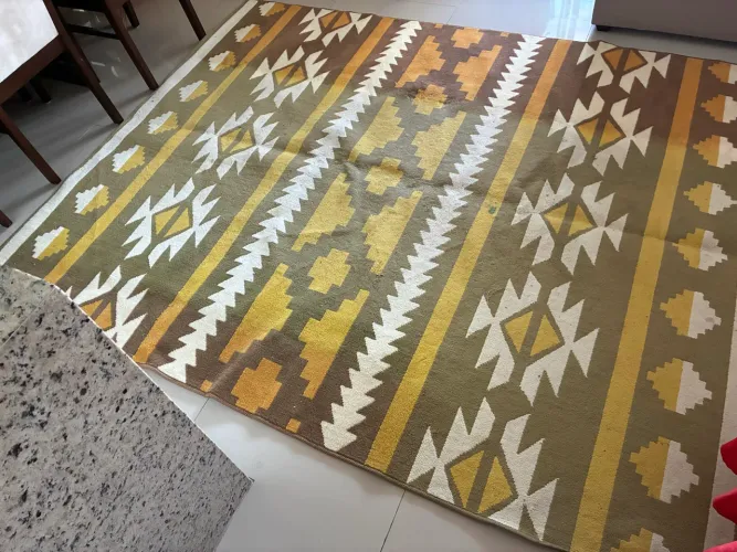 Lindo tapete geométrico nas cores marrom e amarelo 