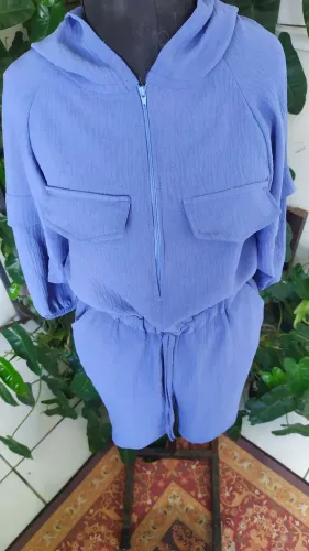 Macaquinho com capuz azul