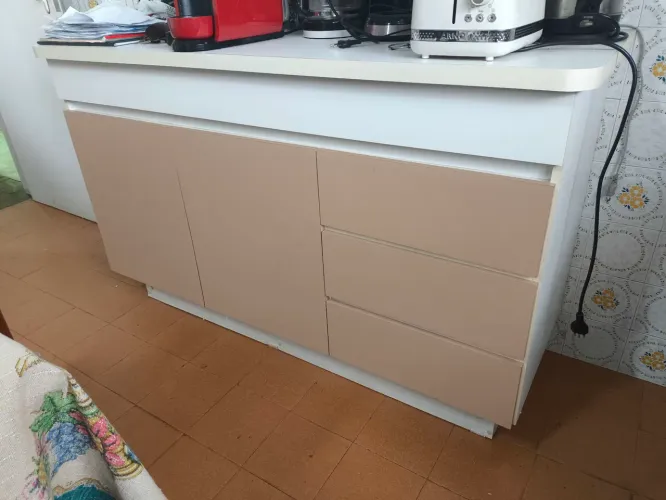 Armário de cozinha com 2 portas e 3 gavetas e 3 gavetas