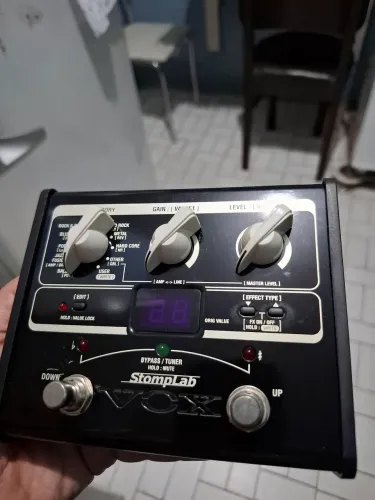Pedal Vox Stomp Lab na caixa manual