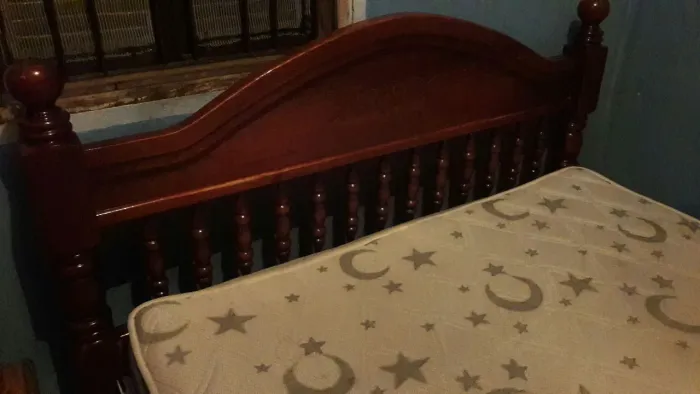 Cama de madeira maciça com cabeceira
