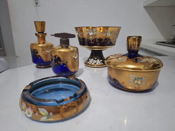 Conjunto de peças decorativas em vidro azul e dourado