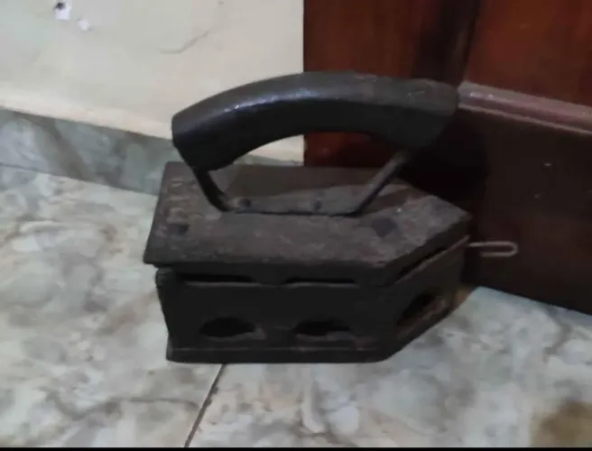 Ferro a carvão antigo