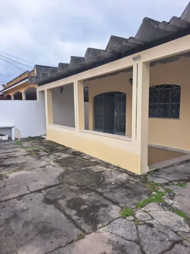 ALUGO CASA COM 3 QUARTOS NA RUA NILTON DE ALMEIDA COSTA, N° 610.