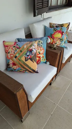 2 Poltronas de  rattan com almofadas  de couro e pés  em aço  inox .  A vista.