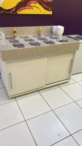 Balcão de complementos açaí e sorvete 